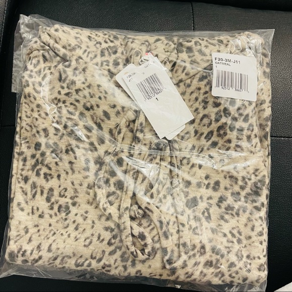 NWT✨anthropologie Sundry Leopard Cozy Hoodie - Picture 9 of 12
